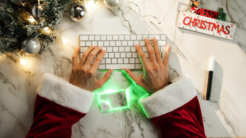 Santa-claus-buying-online-2047455.jpg
