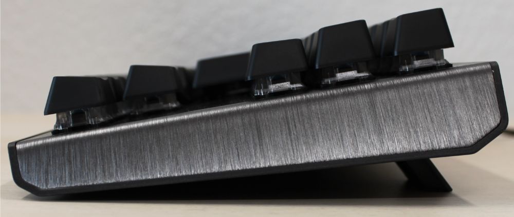 16_Cooler_Master_CK530_mekanisk_tenkeyless_tastatur_side_oppe
