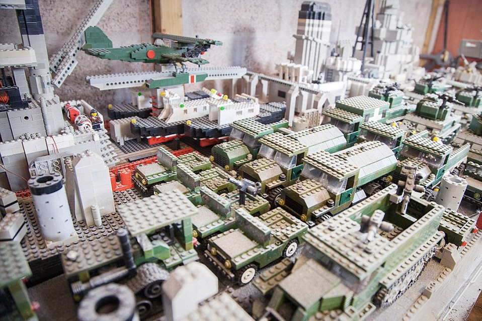 Mand LEGO kopi af krigsskib