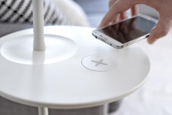 mængde af salg Byttehandel brysomme IKEAs møbler kan oplade din telefon trådløst