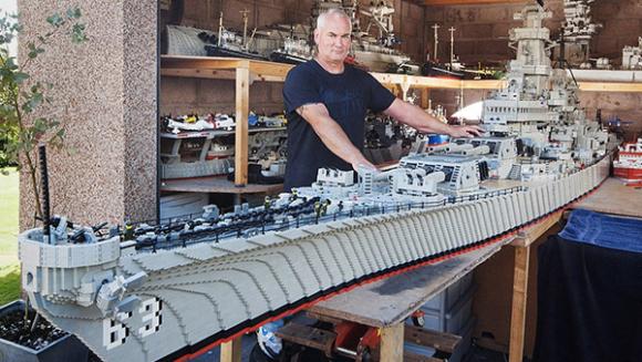 Mand LEGO kopi af krigsskib