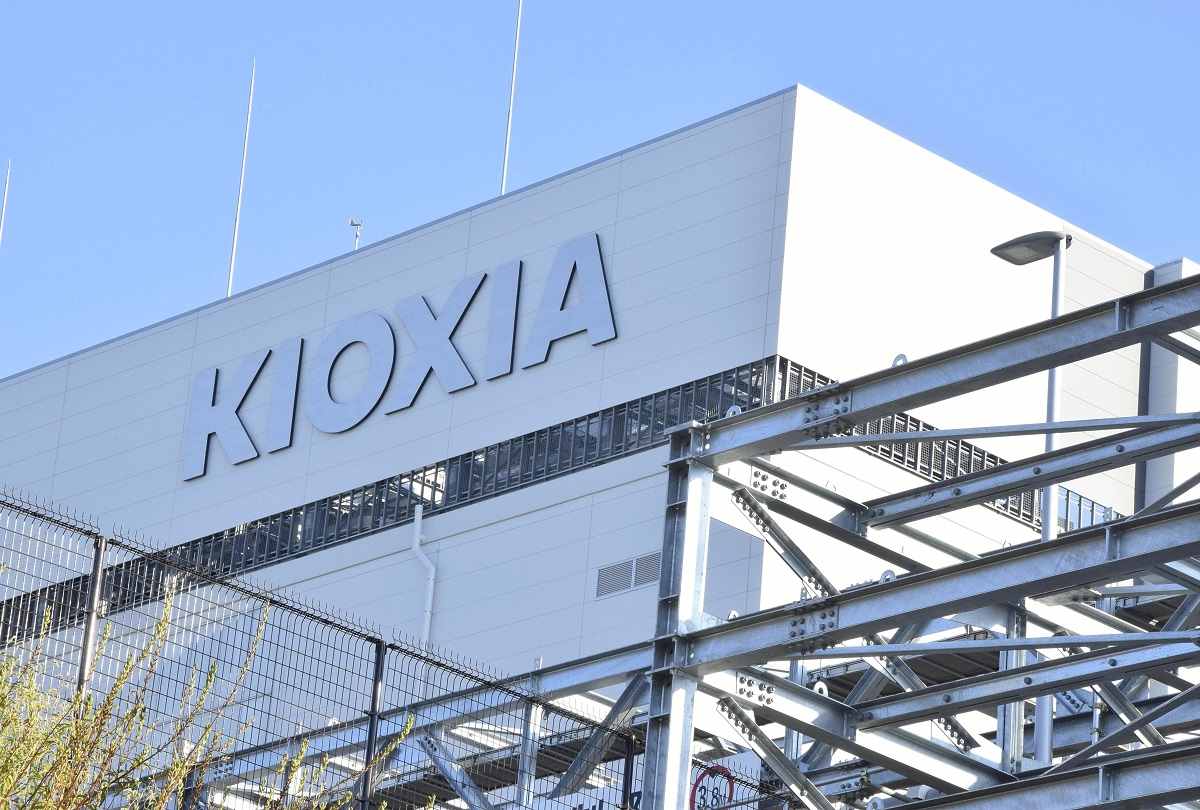 Kioxia Develops SSD with optical interface