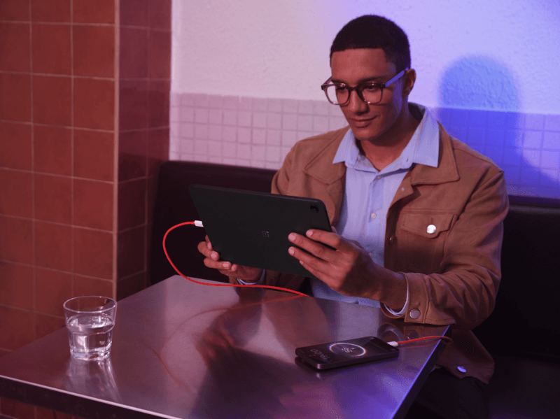 OnePlus-Pad-Go-2_Lifestyle_Black_Reverse-Charging.png