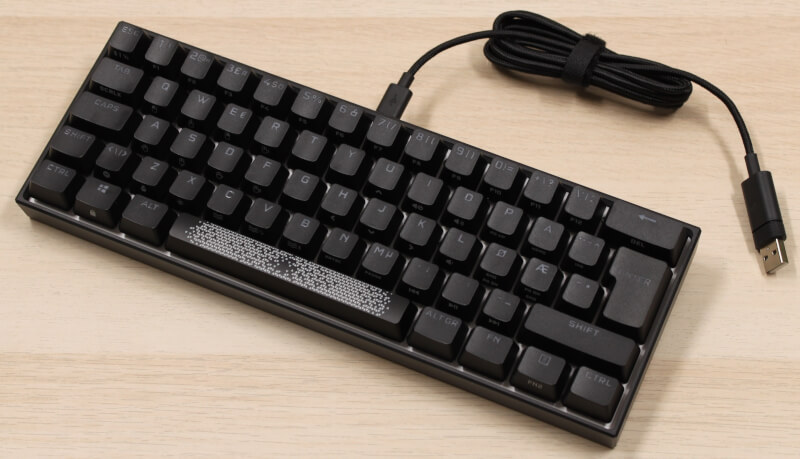 kabel_monteret_klar_til_brug_k65_rgb_mini_tatatur_corsair_keyboard